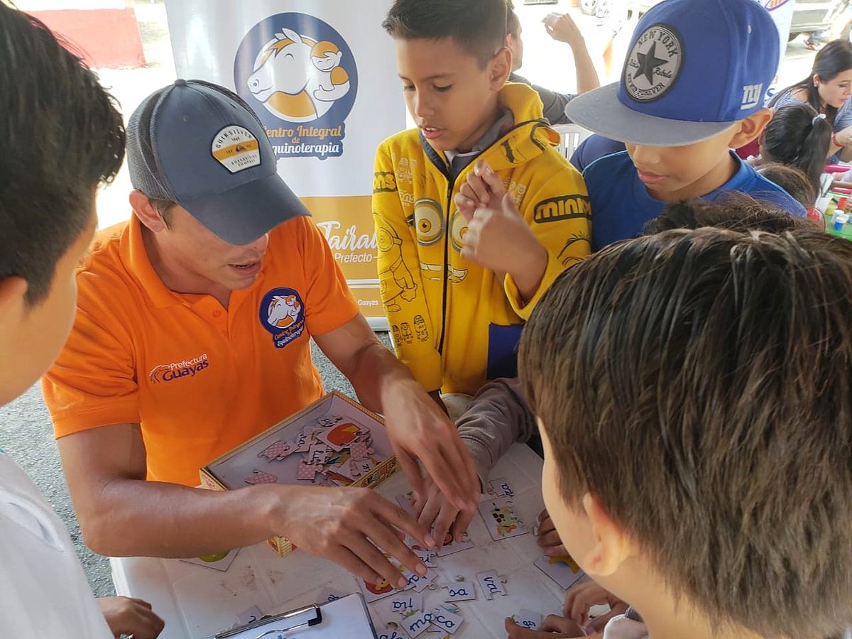 ManzanaIntegral's tweet image. Porque el bienestar de la niñez es importante en el #GuayasImparable, llegamos con nuestras brigadas gratuitas hasta la 25 y la Ll, oeste de Gquil. Un equipo del @cequinoterapia atiende e informa sobre la importancia de la atención terapéutica en las personas con discapacidad.