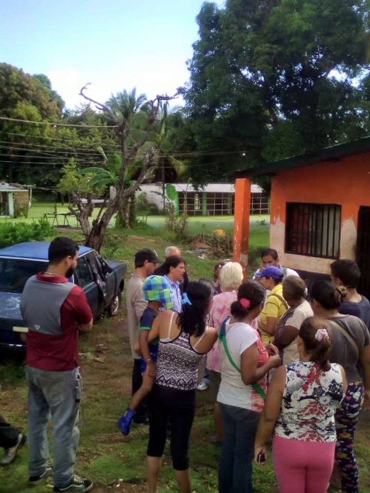 RonielFarias's tweet photo. . @carlocardozo Ni el Gobernador J. Noguera ni el Alcalde S. Hernández han prestado ayuda de subsidios o sanitaria a los afectados por las inundaciones quienes lo han perdido todo, los dejaron a las buenas de Dios. #BolivarInundadoyAbandonado https://t.co/PlGPoda307