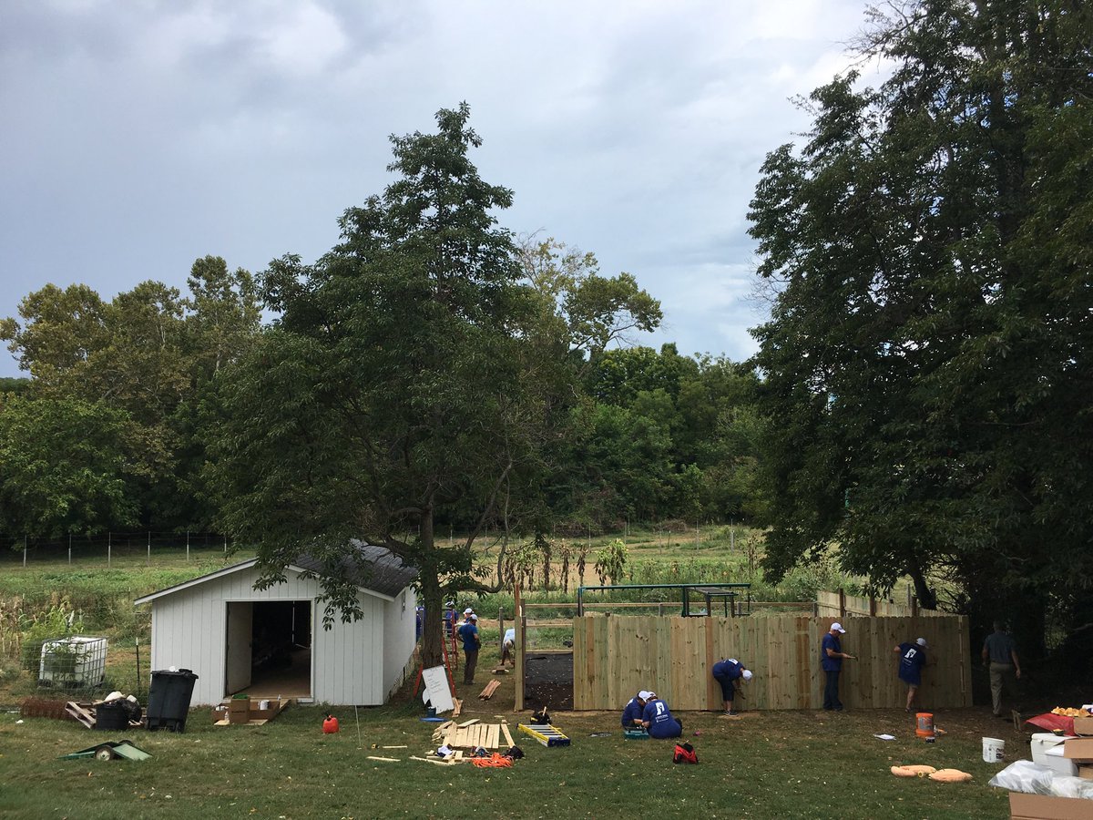 sonya_zeller's tweet image. IU Health Paoli Team in beautiful Orange County on Day of Service. Building and serving together! #daysofservice #iuhealthpaoli #iuhealth