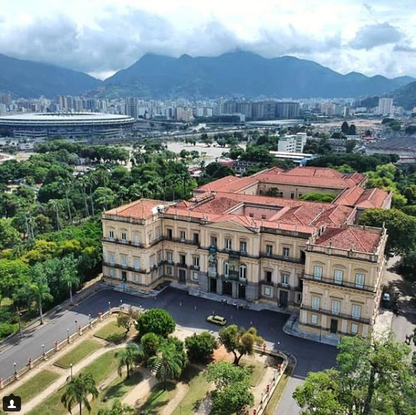 Estamos ocos e vazios, perplexos, assistindo ao Brasil acabar. O Brasil é um grande escombro que tenta ser um país. Em todas as áreas e aspectos o Brasil falhou e tem falhado diariamente. O Brasil perdeu. Perdemos todos.
#MuseuNacional #RiodeJaneiro #Brasil