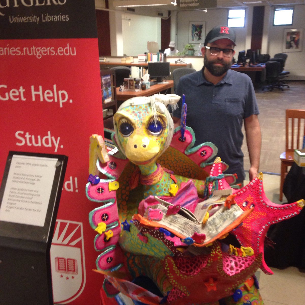 RobesonLibrary's tweet image. Stop by our OPEN HOUSE table in the lobby and grab a snack and a  selfie with Paquita the Turtle 🐢. We'll be here until 4PM today. #RULibraries #paulrobesonlibrary #rutgerscamden
