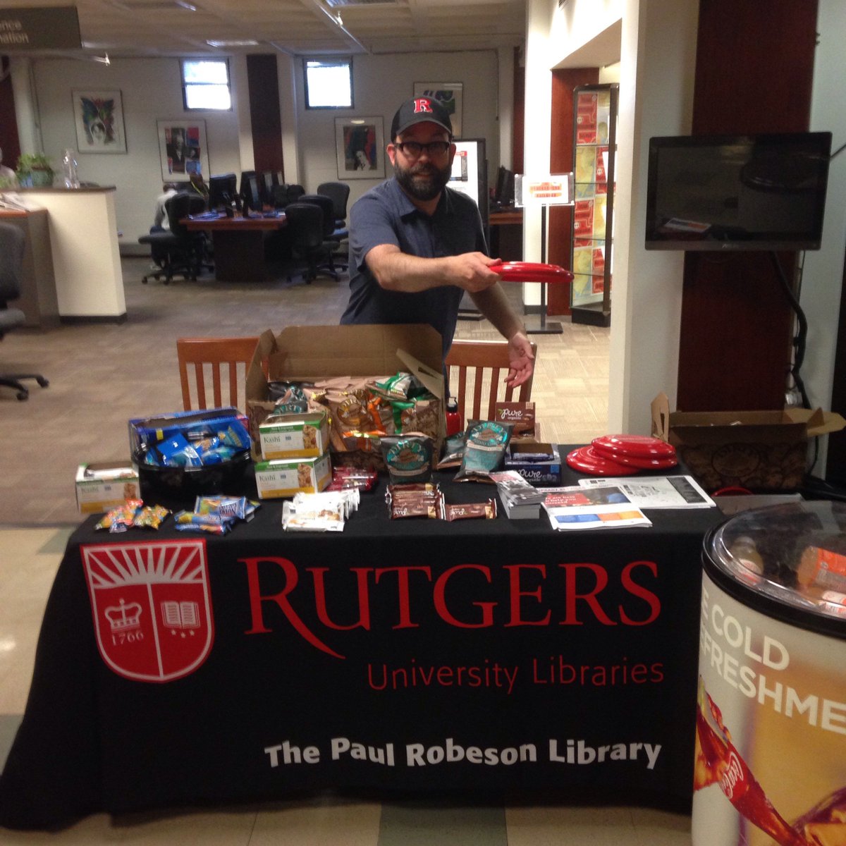 RobesonLibrary's tweet image. Stop by our OPEN HOUSE table in the lobby and grab a snack and a  selfie with Paquita the Turtle 🐢. We'll be here until 4PM today. #RULibraries #paulrobesonlibrary #rutgerscamden