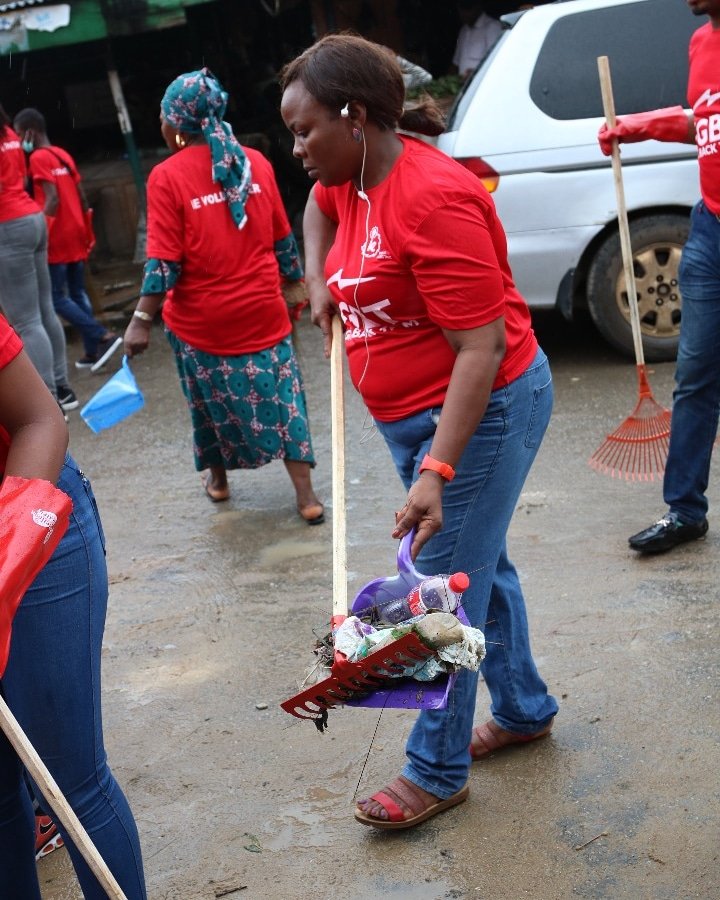 IkejaElectric's tweet image. #CSR #Volunteers #MarketCleanUp #AladeMarket #Shomolu #GiveBackTeam #IkejaElectricStaff #ThursdaySanitation #LagosState #GivingBack