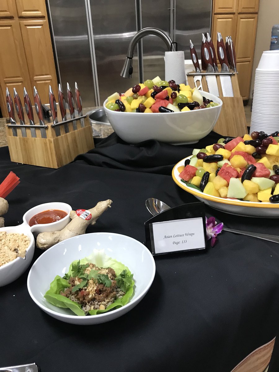 LindaKissam's tweet photo. Love the whole Build-A-Bowl concept?
Start here! Cookbook By Nicki Sizemore. Serious yum.
#buildabowl, #ifwtwa #cookbooks
@fromscratchfast #foodie #DivaApproved
@melissasproduce
#InMelissasKitchen https://t.co/8rr5JrYetX