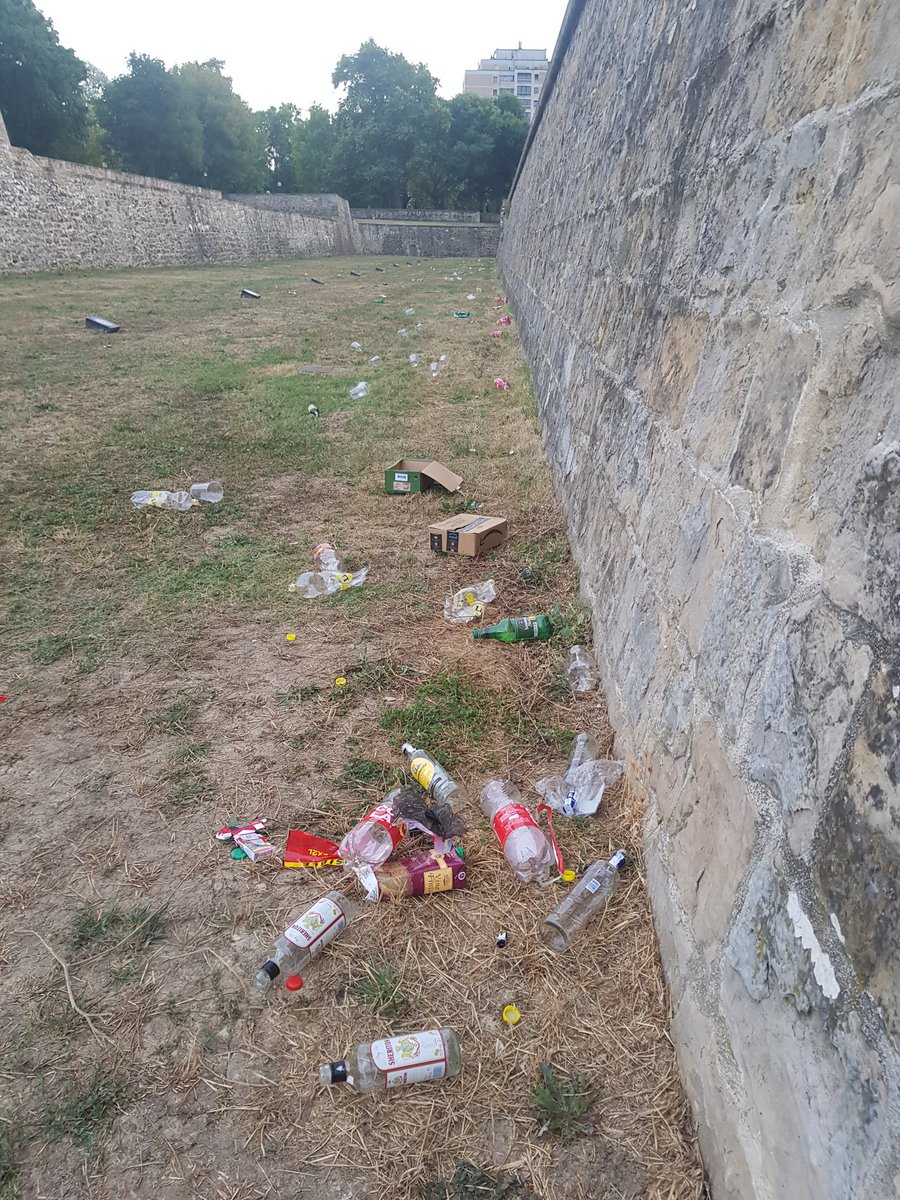 DonMaufa's tweet photo. @PamplonaIruna ojalá fomentarais el cuidado y limpieza de la ciudad como lo haceis con otras tantas cosas; el problema es que esto no sale en las noticias... https://t.co/NpFKO3HUoY