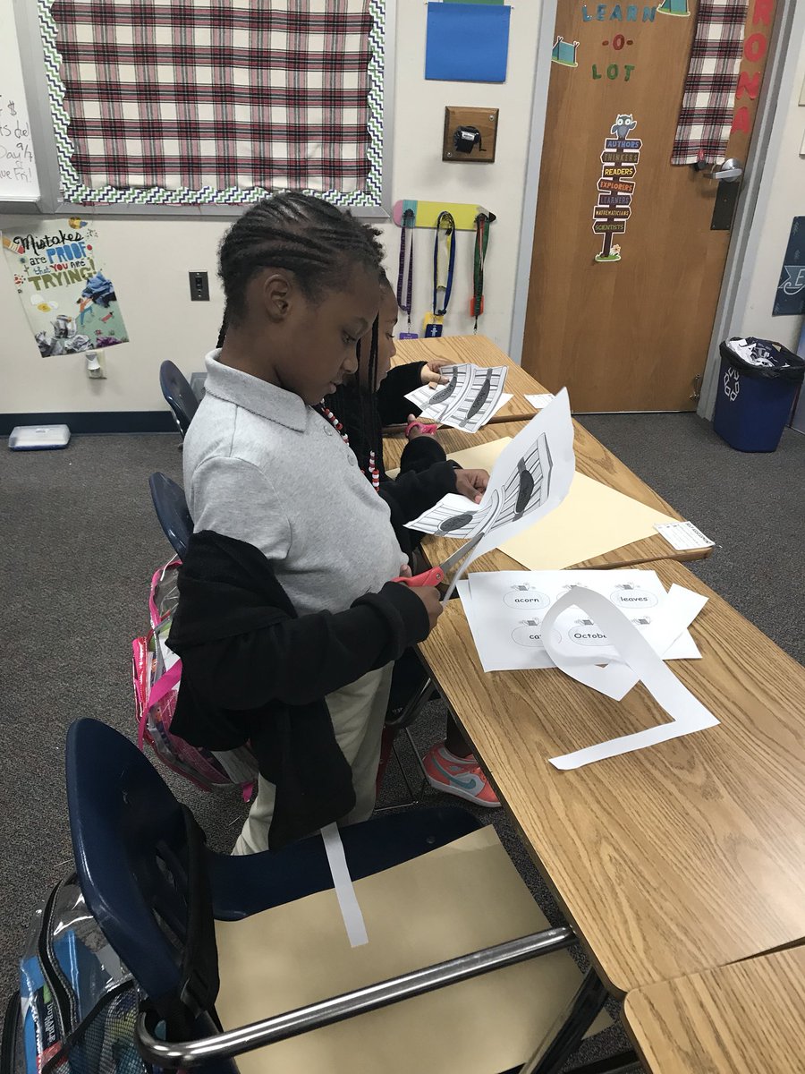 MrsCoronaCUBS's tweet photo. Following our discussion on parts of speech, students had to sort their pumpkins into the right basket #dreamingoffall #DestinationExcellence @CockrellHillLMA https://t.co/ES9V6fllgM