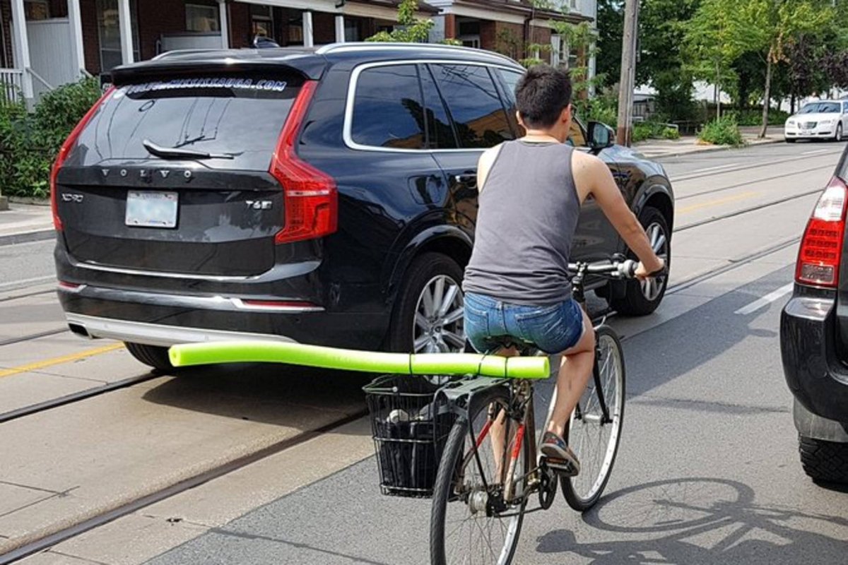 Los "churros" de piscina se ponen de moda entre los ciclistas de Toronto (Canadá) para evitar los adelantamientos peligrosos de los coches

blogto.com/city/2018/09/t…
Vía <a href="/blogTO/">blogTO</a>