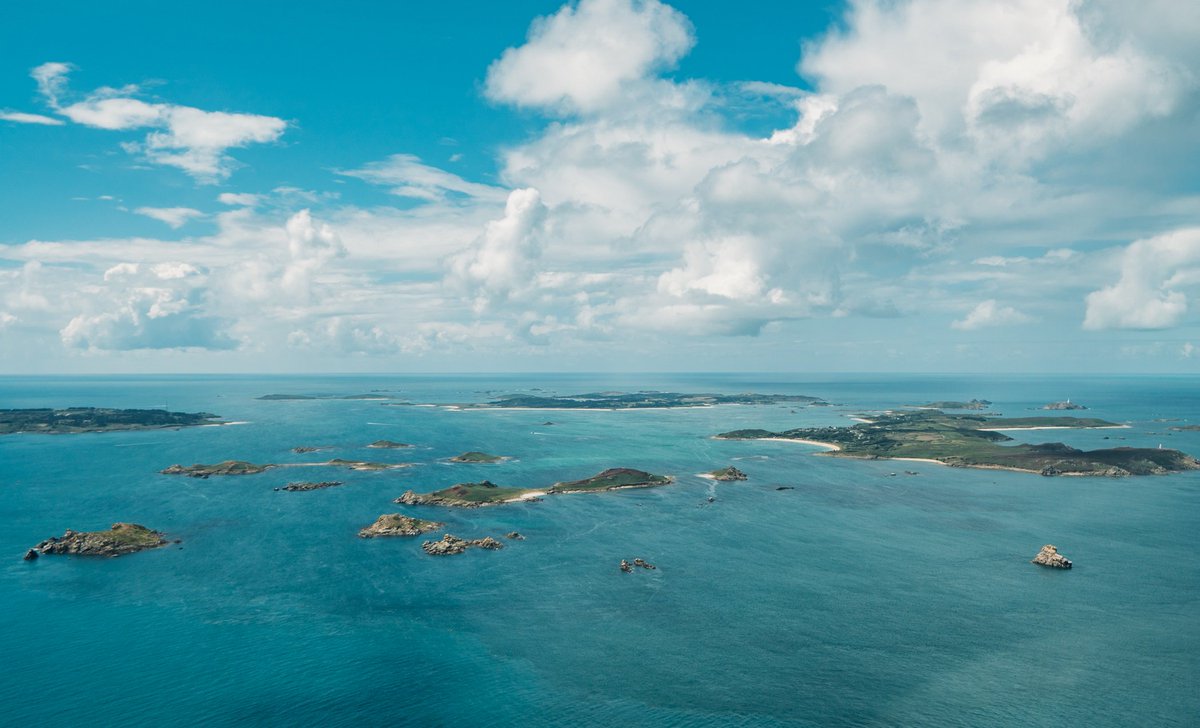 IOSTravel's tweet photo. You simply can’t beat the approach into the islands #FlyScilly https://t.co/xoElhjcBI0 https://t.co/IWKOZRxug2