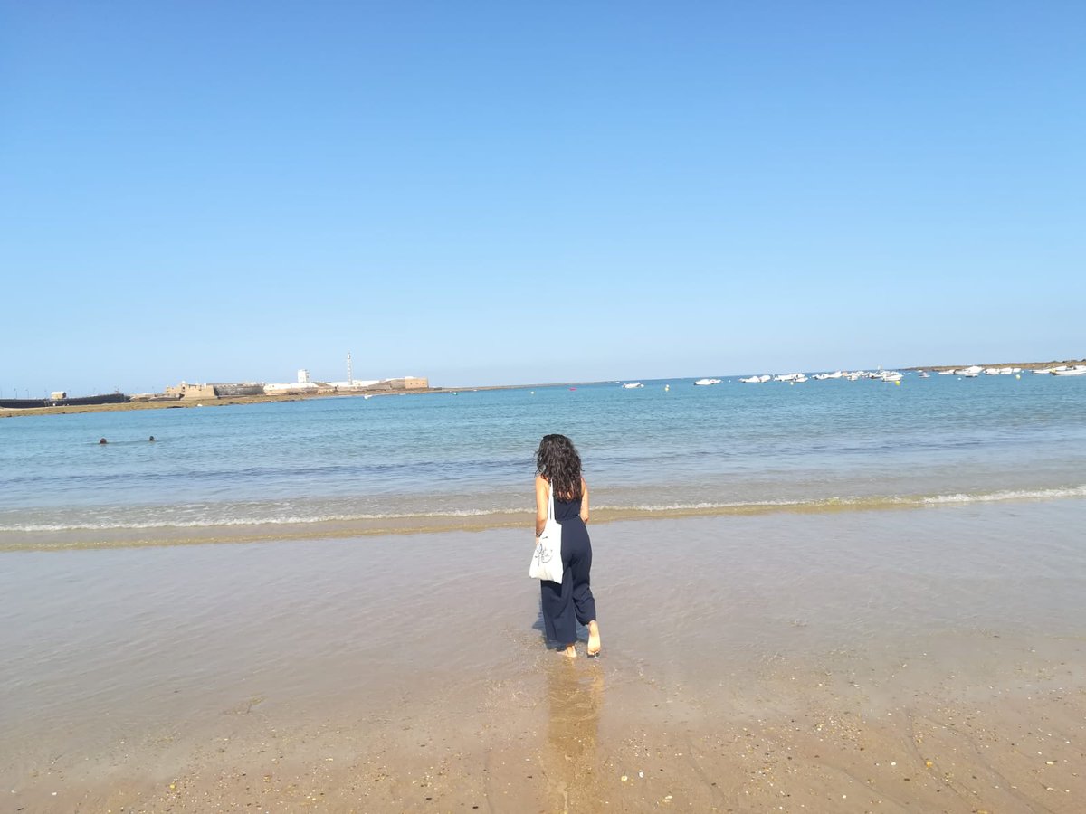 Gato5Patas's tweet photo. GATUNXS POR EL MUNDO 😻 #gato5patas #GatunxsPorElMundo ¡Seguimos viajando con el Gato siempre presente! @LeireMaestre se lleva en la bolsa a @Gato5Patas  hasta una de las playas más piropeadas de España, #LaCaleta #Cádiz  😍🏖️
¡Mándanos vuestras fotos con camiseta, logo...! https://t.co/eTL0W4E09h