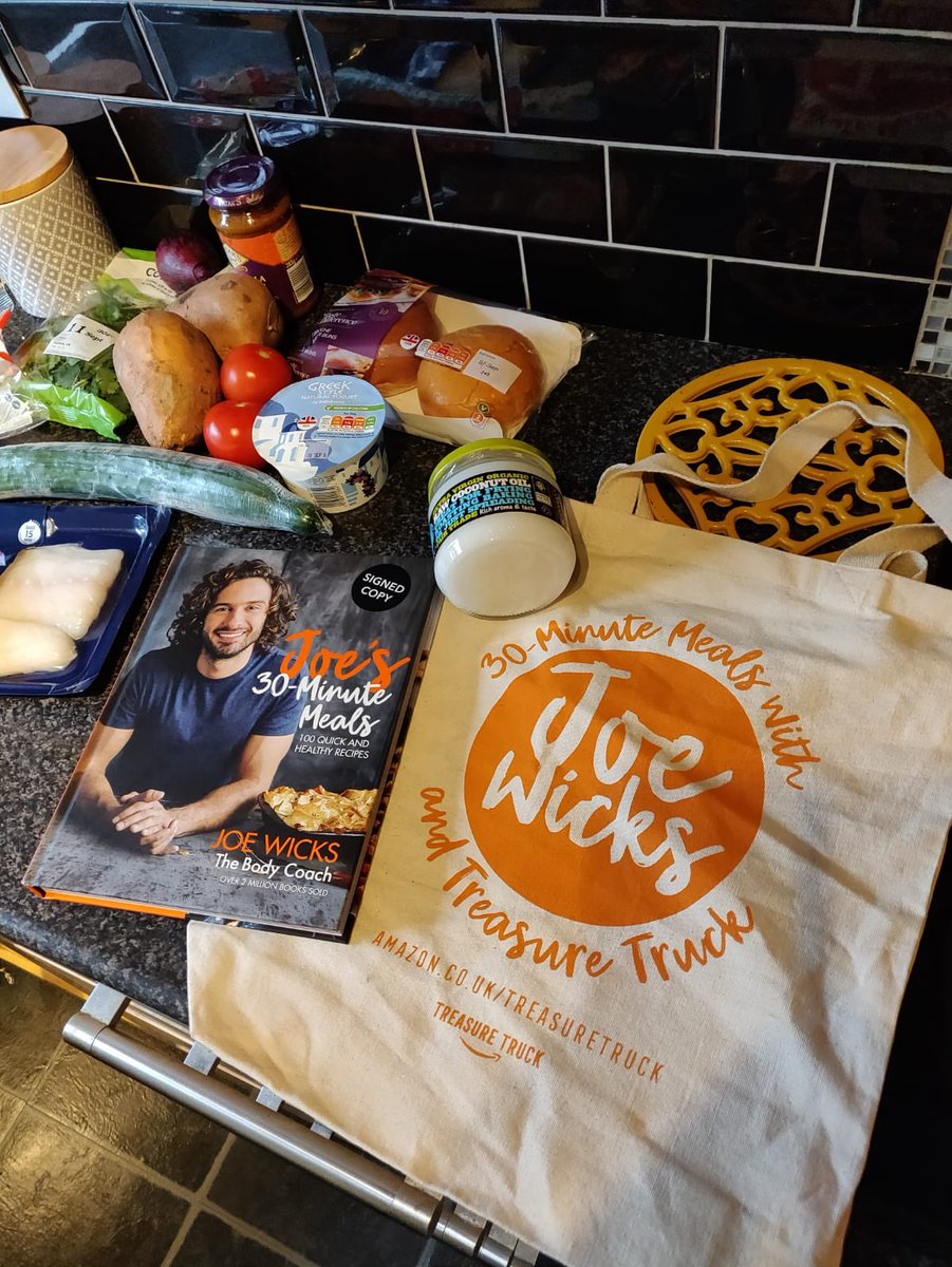 AmandaHewish's tweet photo. Could not wait to munch this! 😍 Early birthday present of @thebodycoach’s new #30MinuteMeals book.. Tandoori Cod Burger was first on the list &amp; it went down a treat 👌🏻 Thanks so much Joe! 🙌🏻 https://t.co/jBKfRJkzFr