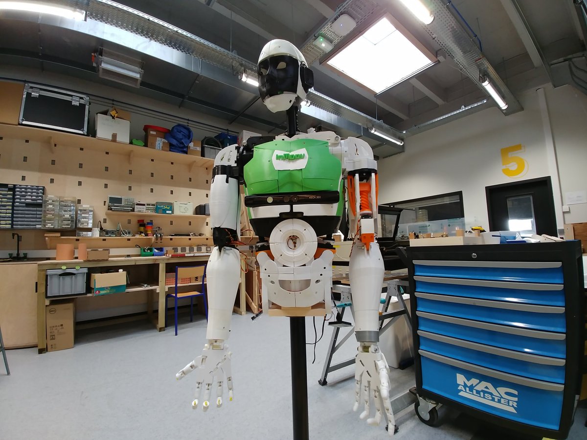 funkybender's tweet image. Rentrée #InMoov @UBO_OpenFactory cette semaine. Il est vraiment magnifaïk @inmoovbrest ! Ça marche l&apos;amour propre chez les #robot  ?