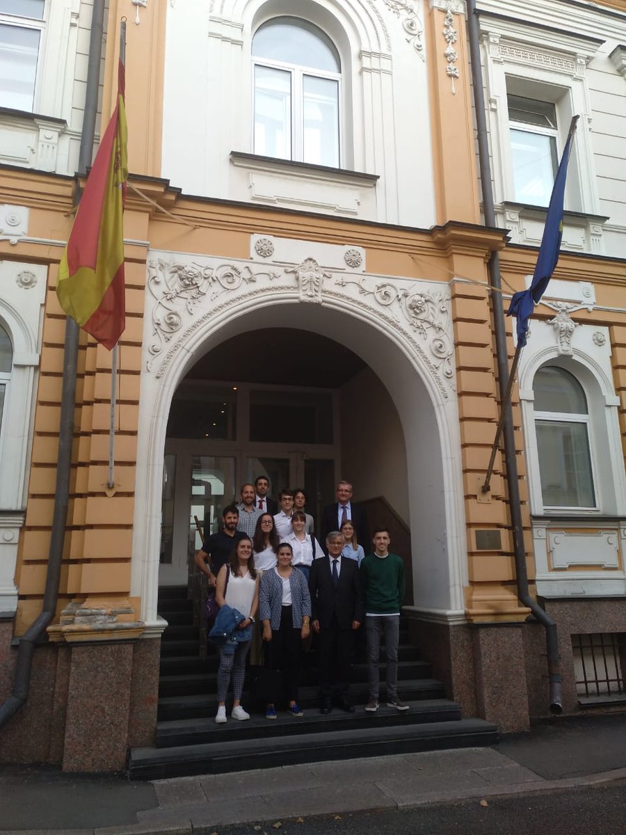 IgnacioYbanez's tweet photo. Hoy en @EmbEspRusia nos han vistado los estudiantes del Ramiro de Maeztu (Madrid) que han competido en la III Olimpiada Internacional de Metrópolis organizada por el @moscowgov 🇷🇺 representando a Madrid y a España 🇪🇸 por primera vez en esta competición @EDEspRusia https://t.co/K8oaaQOtyl