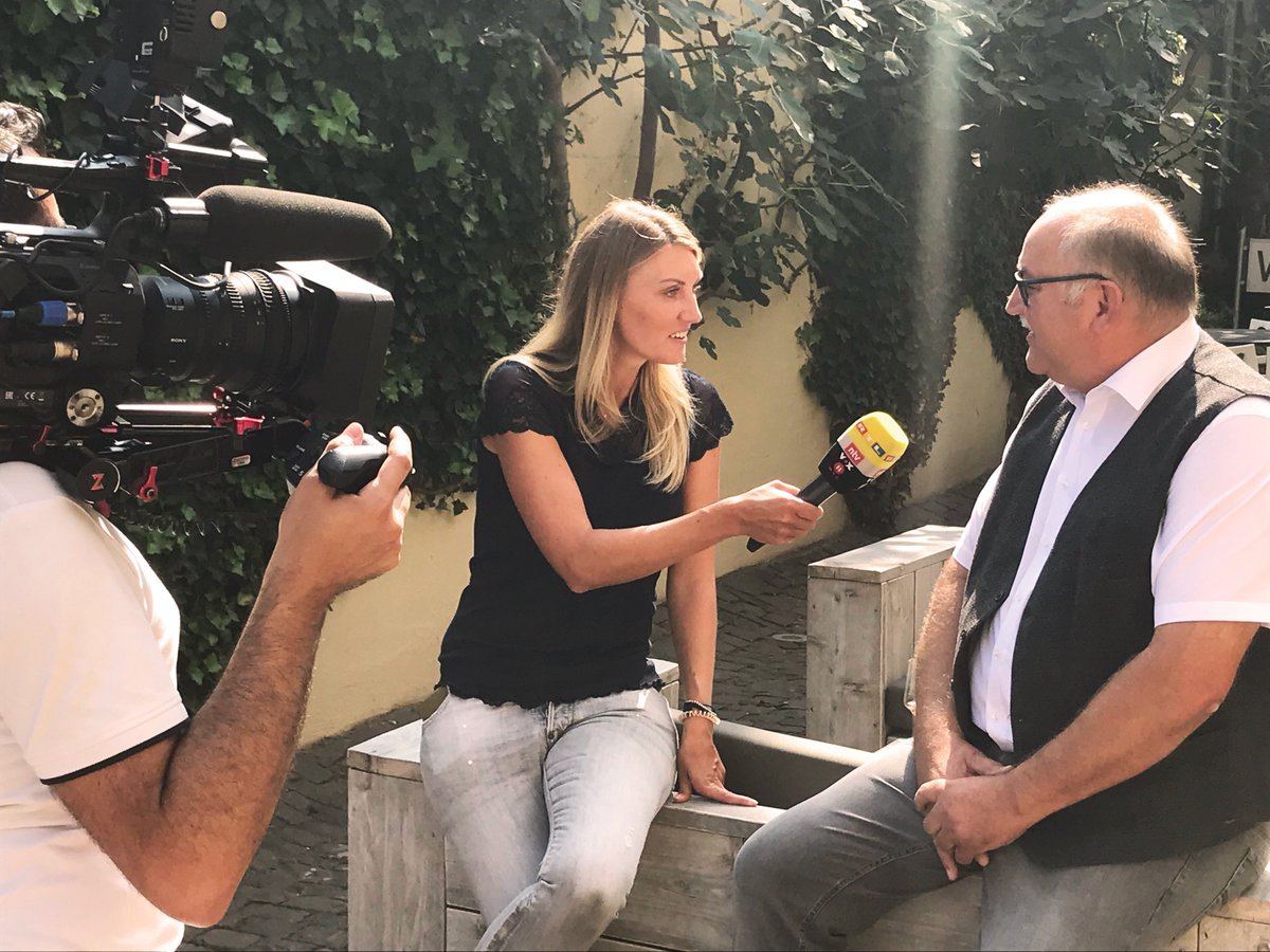 jk_wine's tweet photo. Das Team um Sarina Aschmann von @RON_Regional, dem Regionalprogramm von @RTLde, hat sich auf die Suche nach Veranstaltungstipps für das Wochenende begeben und uns auf #Genussreise besucht. Zum Videobeitrag: https://t.co/esJib8DhcI https://t.co/eiRbvCqsLY