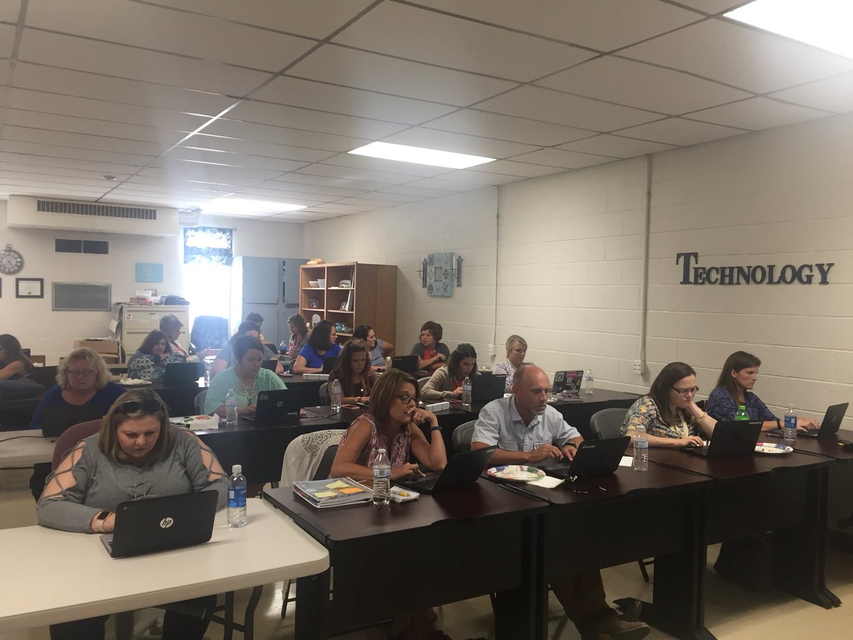 jacksonkyschool's tweet photo. Twenty-five amazing teachers participating in 2018-2019 Tech Academy.  #WeAreJacksonKY #JCGoDigital https://t.co/dfdUWW85yI