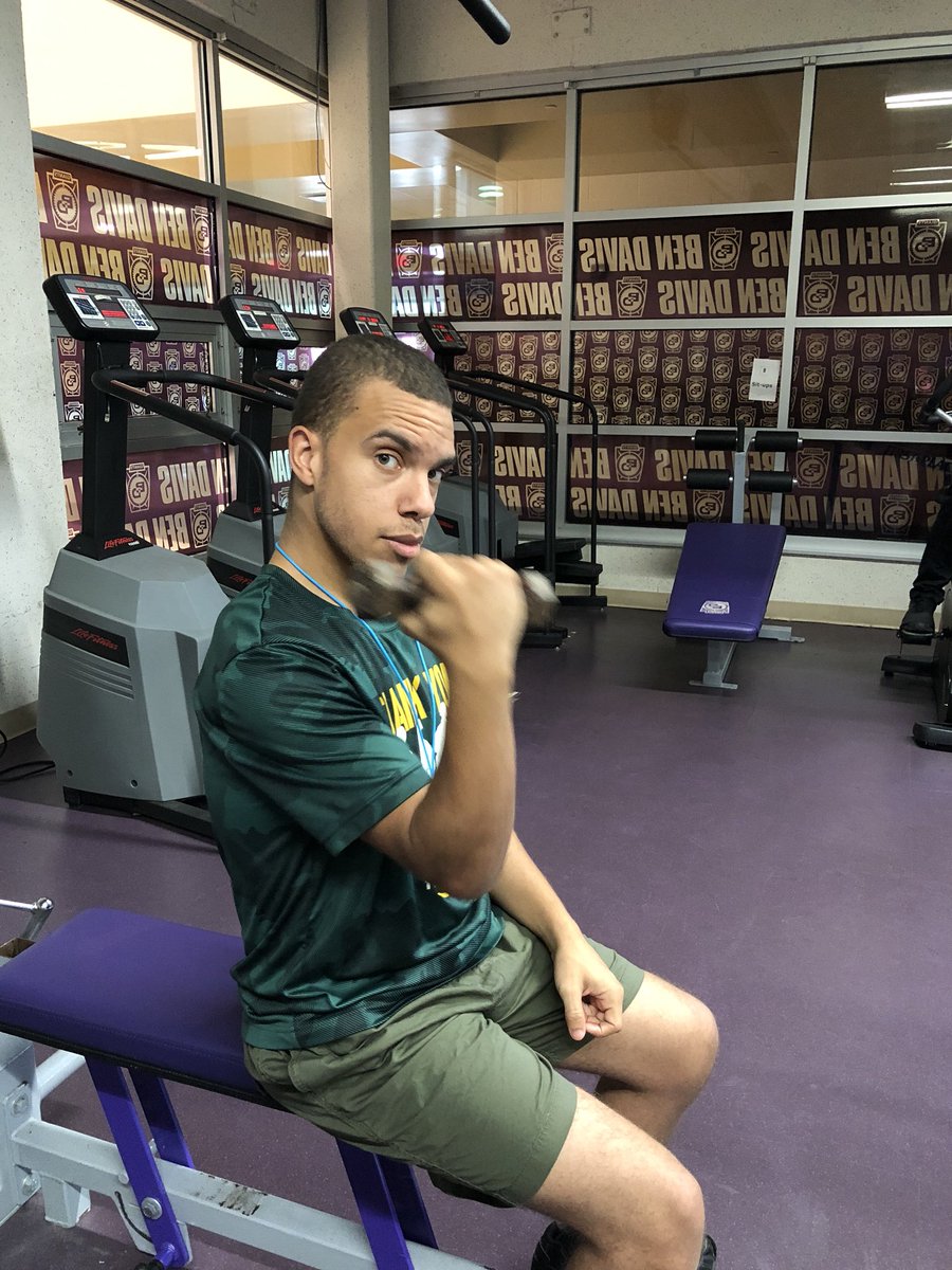 bornroyalty12's tweet photo. Getting stronger in the cardio room today! #wearewayne #peforeveryone https://t.co/yuGowLsJVs