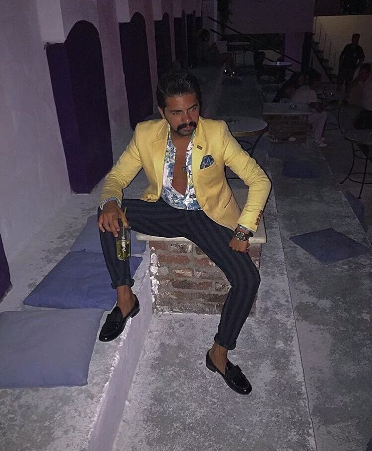 Türk erkeği şuradan diğerine nasıl evrildi, aklım almıyor bunu.

İlk fotoğraf 1943 yılına ait, diğerini şehirdeki tüm nargilecilerde bol bol görebilirsiniz!