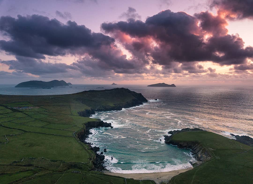 This is one of the most beautiful photos that I have seen of Clogher with the Blasket Islands in the background captured by local photographer Florian Walsh. #CorcaDhuibhne