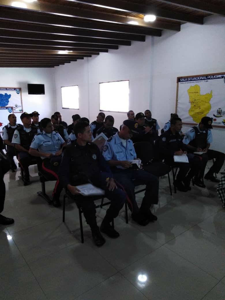 SATEToficial's tweet photo. Gerencia de Minas y Consultoría Jurídica del #Satet realizó Conversatorio en la sala situacional de la policía del estado sobre el control de la minería @ajacquep @GobTrujillo @RangelSilva4F https://t.co/pUy7Ma36AK
