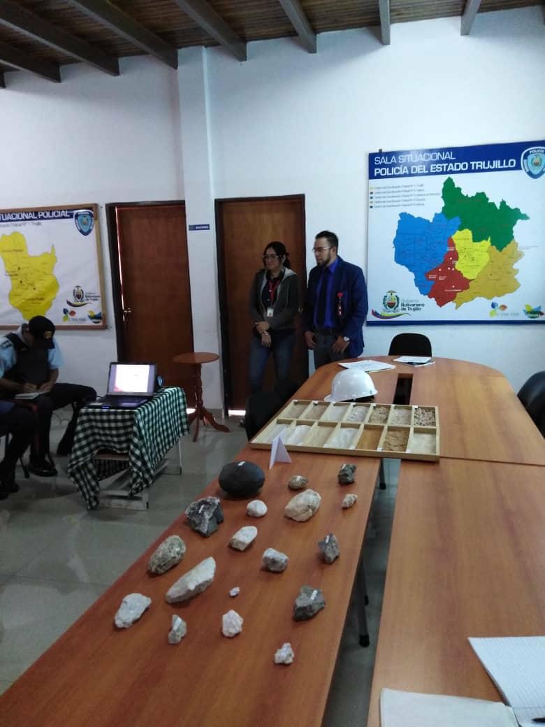 SATEToficial's tweet photo. Gerencia de Minas y Consultoría Jurídica del #Satet realizó Conversatorio en la sala situacional de la policía del estado sobre el control de la minería @ajacquep @GobTrujillo @RangelSilva4F https://t.co/pUy7Ma36AK