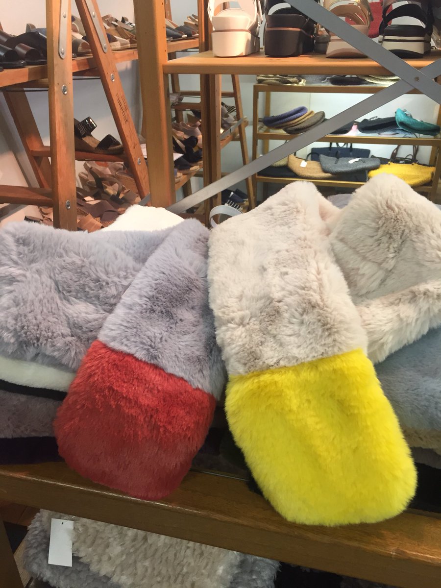 fpserizawa's tweet photo. エコファーマフラー
涼しくなったら入荷します♡
price3900円＋tax
プレゼントにピッタリ🎁
#エコファー #星柄 #もこもこマフラー https://t.co/DUXgKrwKKy