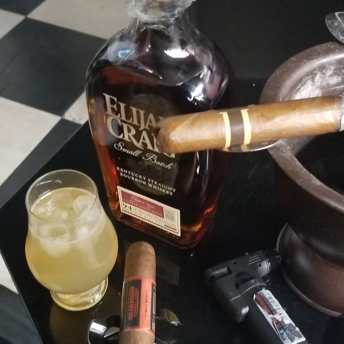 NocturnalCreatu's tweet photo. Season opener #Birdgang #FlyEaglesFly #Cigars #cigarsociety #botl #sotl #whiskeybourbon #dirtylemonades #LeafKing https://t.co/PyEYhQCIlZ