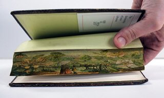 一見普通に見える本の断面だけど、ページを少しずらすと現れる「小口絵