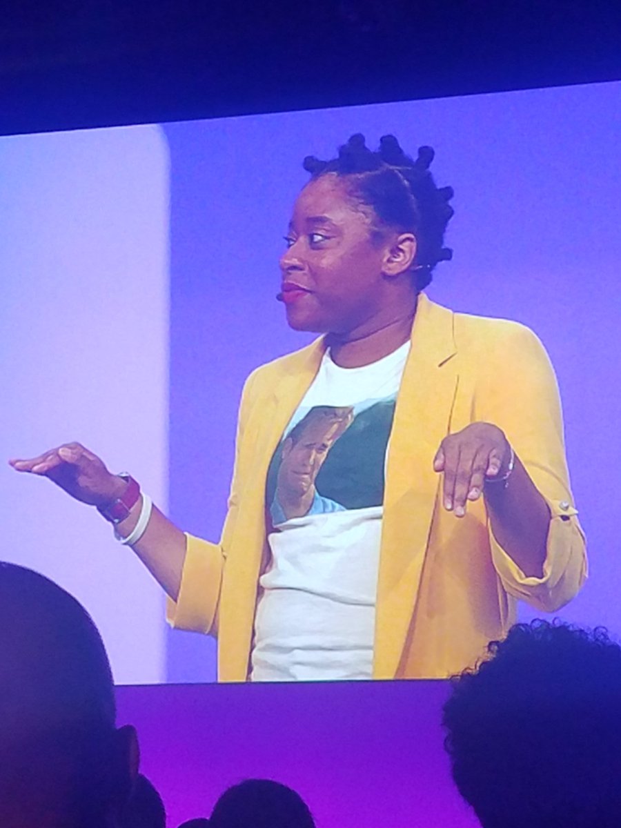 KristenCarvalho's tweet photo. This entire look ... I'm living for it. @dopequeenpheebs https://t.co/JMV36ahobn