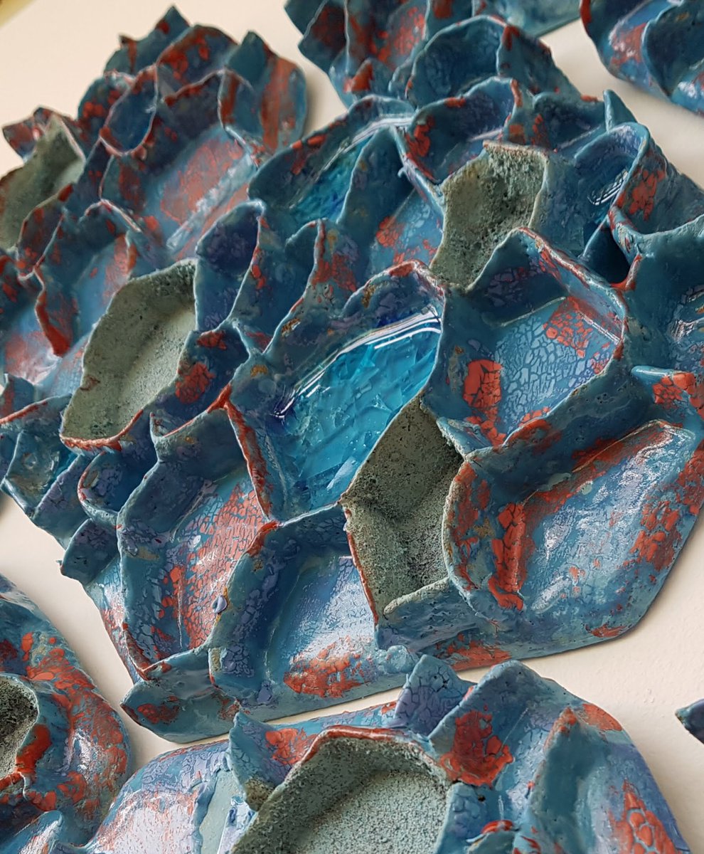 ceramicforms's tweet photo. Close up of my installation 120 degrees in the gallery at Sculpture in Context 2018, show runs until 19th October ⁦@GlasnevinNBG⁩ ❤️ #sculptureincontext #NationalBotanicGardens #ceramicforms #ceramicart #MichelleMaher #makersgonnamake #wallart #Dublin https://t.co/fZRVC2SExu