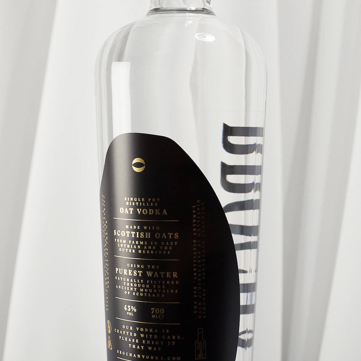 AIGAeyeondesign's tweet photo. I’ll have an...Oat vodka? 🥃 This sleek + glitzy bottle design by @thirstco turns Colonsay Beverages’ Brochan oat vodka into a premium brand #HappyHour > https://t.co/TxdbOSFeue https://t.co/vhovi9aeGR