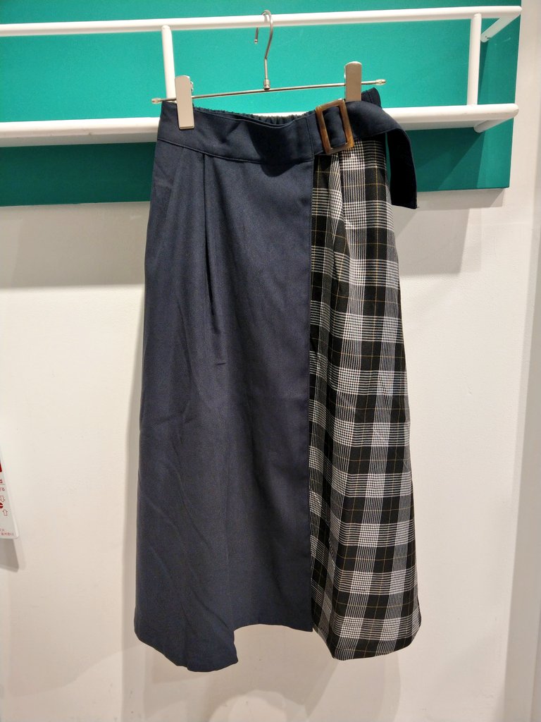 FR_ebina's tweet photo. 大人気スカート✨✨

切り替えが可愛い巻きスカートです😍💚💚💚

No.986-226580
Pri.￥5,900(＋tax)→Special Price
Col.キャメル、アカ、ネイビー

こちらもまさかのお値段に🙊💚
大人気ですので、お早めにー！！！

お店でお待ちしております🙂

#フレームスレイカズン #切り替えスカート https://t.co/utoRErhwsF