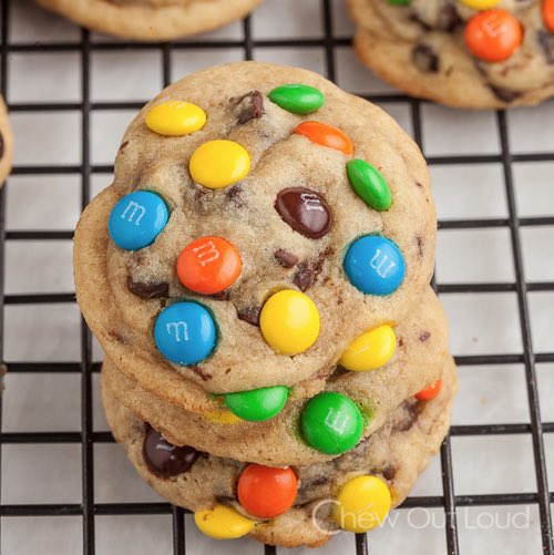 FoodPornAddicts's tweet photo. Which do you prefer, classics chocolate chip, or M&amp;M? https://t.co/PoeSE0nh2P
