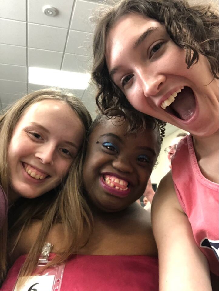 AXiDZetaIota's tweet photo. This past weekend we had a handful of sisters volunteer their time to help out at the Exceptional Abilities Pageant at Southside High School! A special thank to our sister Anna Beth for leading the way! #gogreek #goaxid https://t.co/XjmZgG8wcM