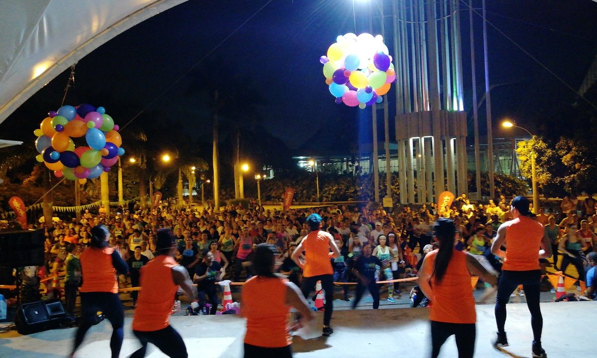 fredyholguinoso's tweet photo. Plazoleta Suramericana llena en la noche de #100%INDER. #Aeróbicos #Rumba #Tono. @INDERMEDELLIN @AlcaldiadeMed @danielpmejiag @gioruiz32 @nexjuan https://t.co/NyXknnrmxx