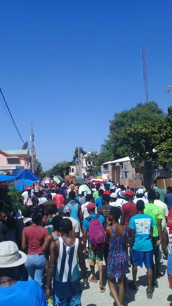 HaitiInfoProj's tweet photo. #PetroCaribeCorruption protests in Vil Desalin, the first capital of #Haiti. No slick banners, posters &amp; t-shirts here! Just the people with their own cardboard, colored paper and pens! One reads "Since 2010 the kids of Vil Desalin haven't had electricity. Where's the money?" https://t.co/cIlmSAP0sq