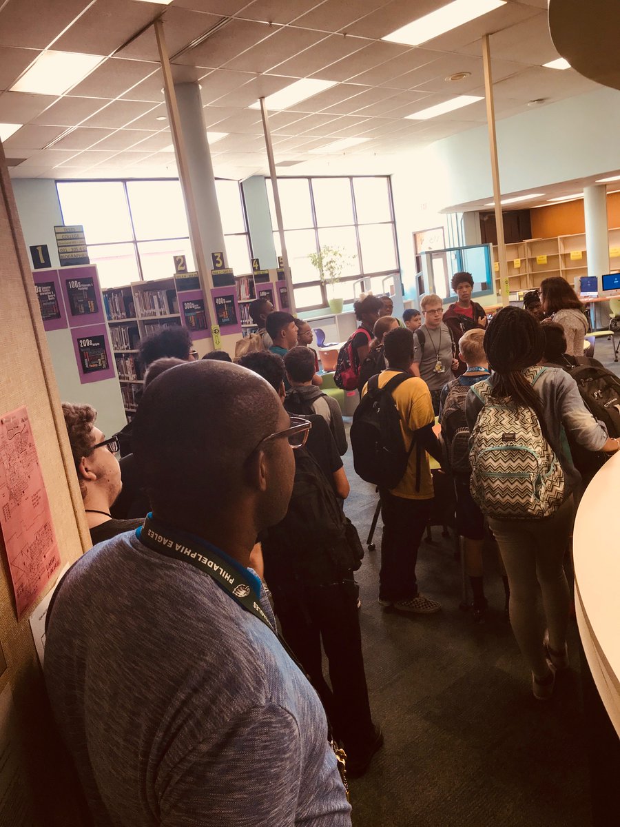 EllisonLibrary1's tweet photo. What's a great way to meet 800+ new Eagles? Walking tours of the library through ALL ENG 1 classes! #EllisonHS #KilleenISD #Classof2022 #librarylife #remixlibraryorientation #teachersaretherealMVPs https://t.co/h1k70dZHeQ