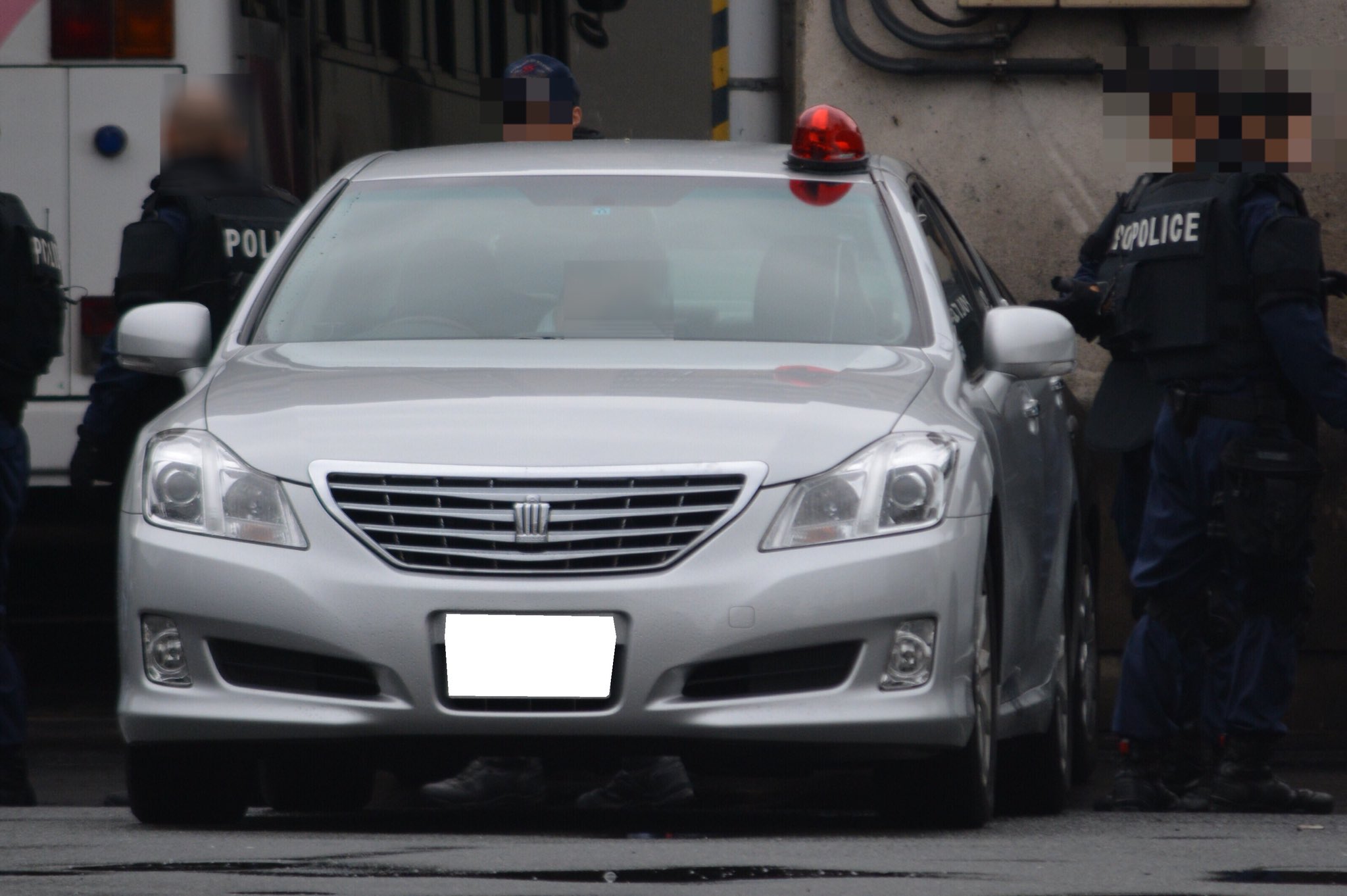 きゅいまる ヨウ撃捜査用車を連チャン紹介したのでこちらも 福岡県警 刑事部長車と思われる0系クラウン邀撃捜査用車 昨年11月の猟銃立て篭りの際に臨場 猟銃立て篭りなのに防弾パネルを装着しなくていつ使うんだ T Co 6z64yrvxpa Twitter きゅいまる ヨウ撃捜査用車を連チャン紹介したのでこちらも 福岡県警 刑事部長車と思われる0系クラウン邀撃捜査用車 昨年11月の猟銃立て篭りの際に臨場 猟銃立て篭りなのに防弾パネルを装着しなくていつ使うんだ T Co 6z64yrvxpa Twitter