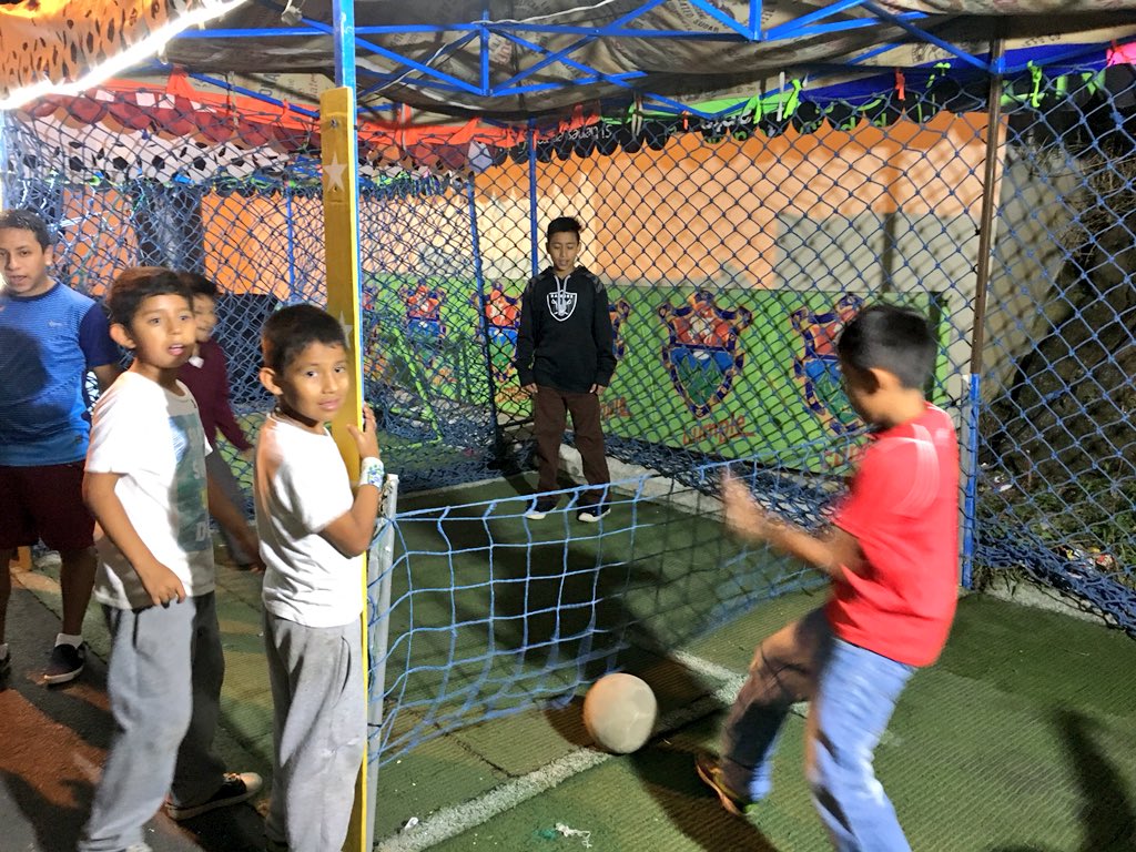 alcaldiazona16's tweet image. Una noche de convivencia comunitaria en Colonia San Gaspar #zona16 🎡 

Alcalde Auxiliar de #zona16 comparte con vecinos en el #DivertiMuni. Fomentando la unión #familiar

#AlcaldíasAuxiliaresTrabajando
#MuniGuate