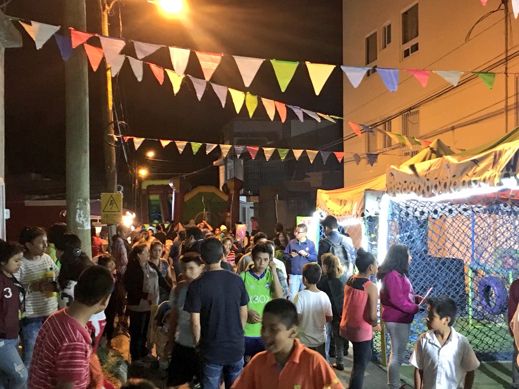 alcaldiazona16's tweet image. Una noche de convivencia comunitaria en Colonia San Gaspar #zona16 🎡 

Alcalde Auxiliar de #zona16 comparte con vecinos en el #DivertiMuni. Fomentando la unión #familiar

#AlcaldíasAuxiliaresTrabajando
#MuniGuate