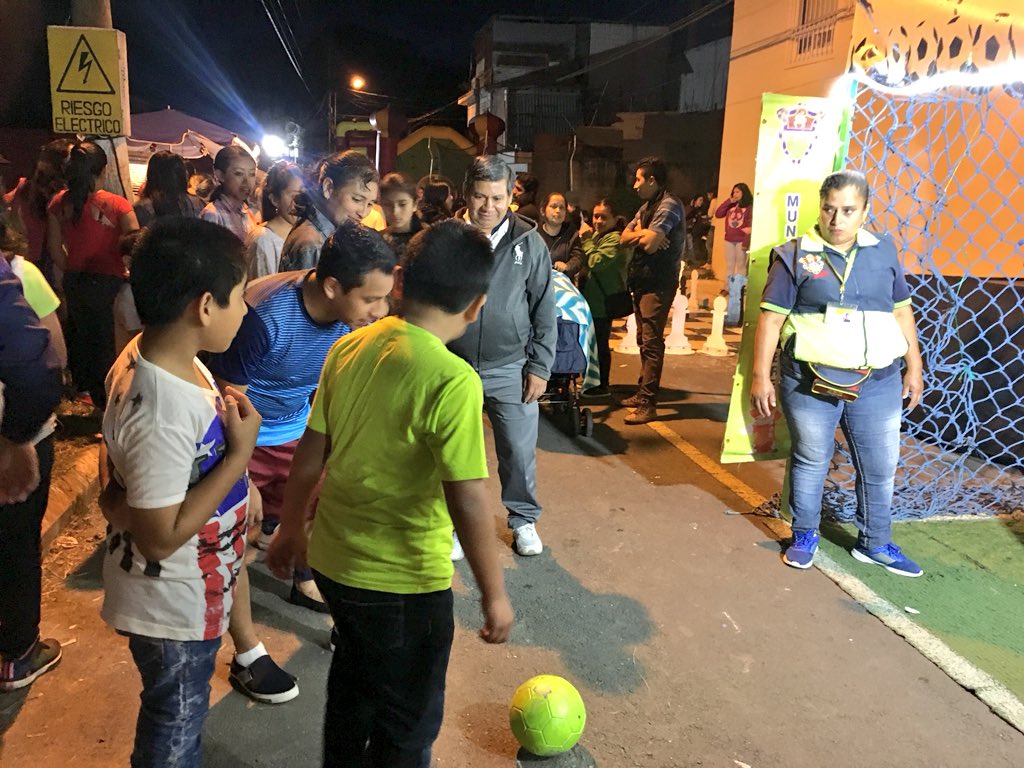 alcaldiazona16's tweet image. Una noche de convivencia comunitaria en Colonia San Gaspar #zona16 🎡 

Alcalde Auxiliar de #zona16 comparte con vecinos en el #DivertiMuni. Fomentando la unión #familiar

#AlcaldíasAuxiliaresTrabajando
#MuniGuate