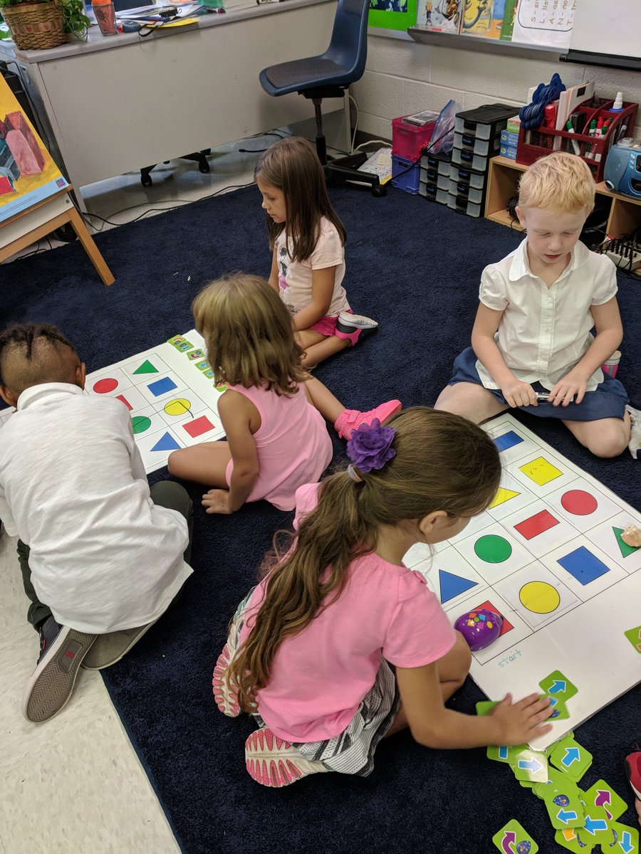 adcockhome's tweet image. @Poca_ES 1stgrdrs planning together to code their robot mouse to get to the beach! They had to avoid the waves to succeed! #EarlyCoding #ThirdDayofSchool