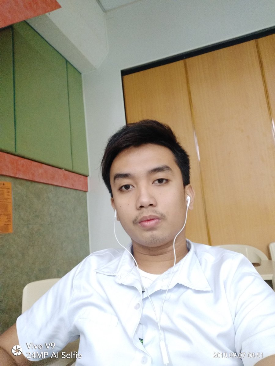 JamesLookDown's tweet photo. Bored wai teacher https://t.co/Sa1hj3b2vg