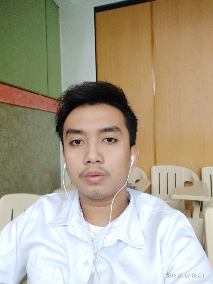 JamesLookDown's tweet photo. Bored wai teacher https://t.co/Sa1hj3b2vg