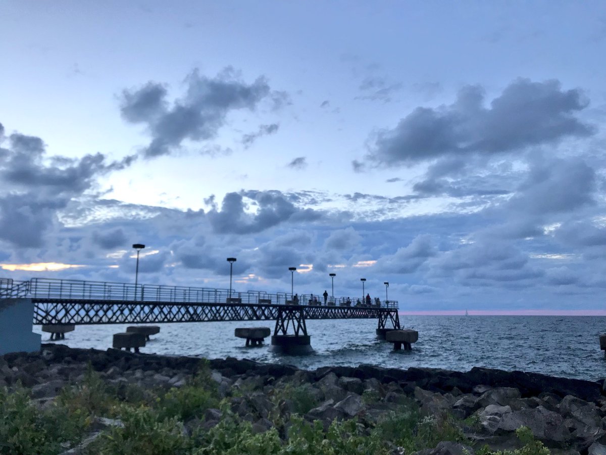 MerwinsMgr_ktk's tweet photo. Caught the tail end of an overcast sunset on our evening walk #lakeeriesunsets #sunsetthrowdown2018 #teambeachhouse #edgewater #riggs #puppy #furbaby https://t.co/z0b17EKbsL