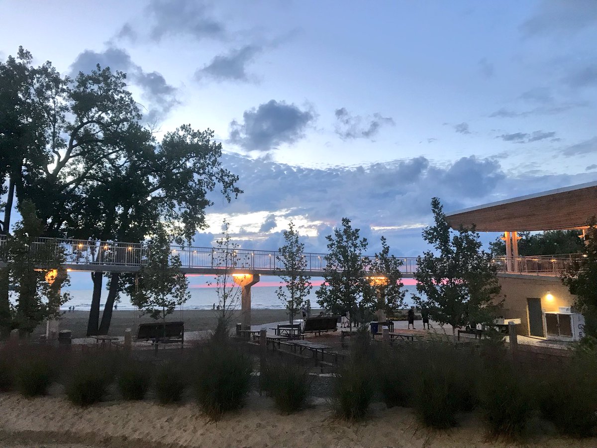 MerwinsMgr_ktk's tweet photo. Caught the tail end of an overcast sunset on our evening walk #lakeeriesunsets #sunsetthrowdown2018 #teambeachhouse #edgewater #riggs #puppy #furbaby https://t.co/z0b17EKbsL