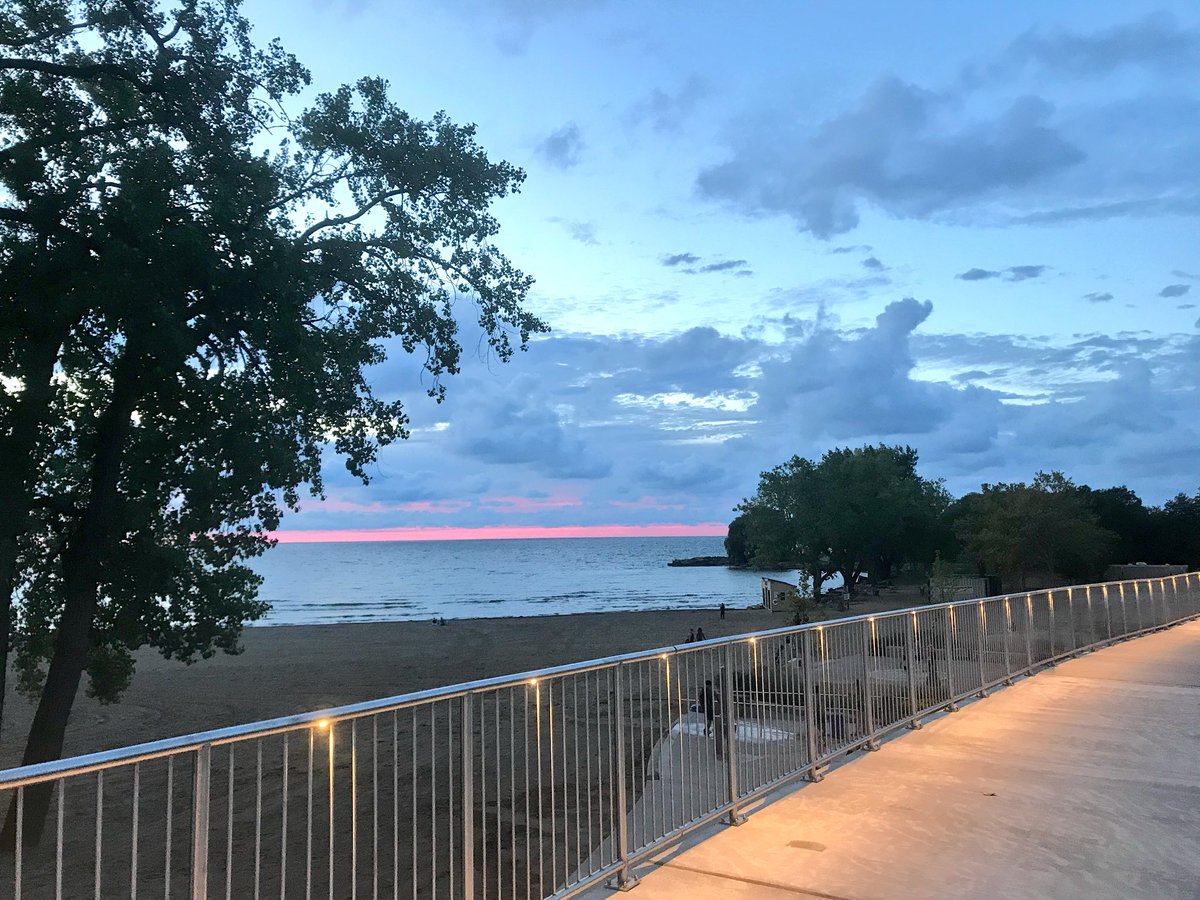 MerwinsMgr_ktk's tweet photo. Caught the tail end of an overcast sunset on our evening walk #lakeeriesunsets #sunsetthrowdown2018 #teambeachhouse #edgewater #riggs #puppy #furbaby https://t.co/z0b17EKbsL