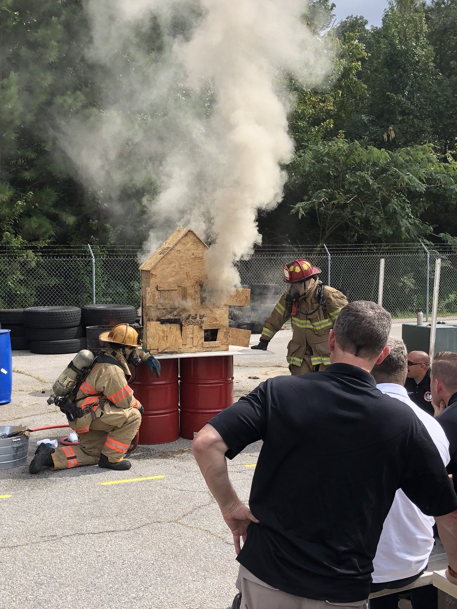 FSRI_org's tweet photo. Teaching continues at the @UL_FSRI Fire Dynamics Boot Camp @cobbcountyfire.   Connecting the dots from the classroom to the fire ground.  Boot camp sponsored by @1stresponderctr with support from @FEMAGrants. https://t.co/qFax7kq8Hp