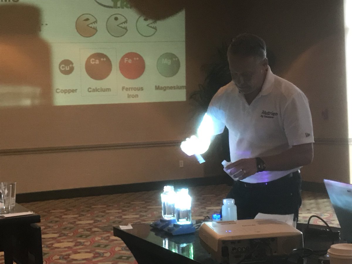 AGRICENLIFER's tweet photo. Dan Bergman, #LovelandProduct Tech Services illustrates the power of #ChoiceTrio Water ๐ฆ conditioner to sequester not just #Calcium ions but magnesium, iron, Copper as well to ensure herbicide efficacy. #CentralIowa @NutrienCBWest https://t.co/4jhTWfJy7k