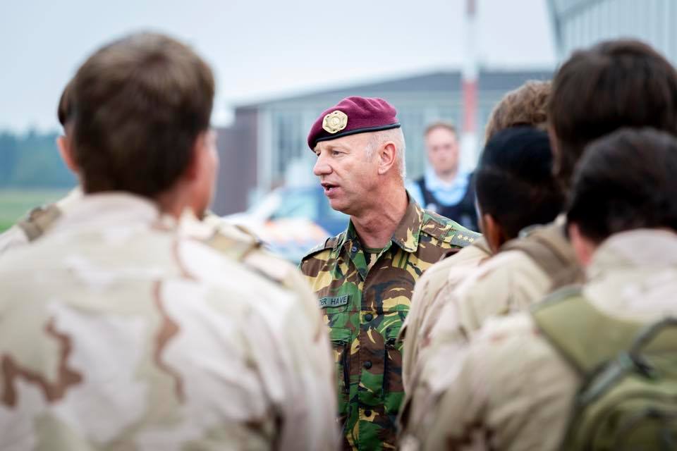 landmacht's tweet photo. De Rode #Baretten uit Assen zijn terug van hun #missie in #Mali. Vanmiddag rond lunchtijd kwamen zij aan op vliegveld Eelde in Groningen. Daar stond de brandweer klaar om het vliegtuig vol veteranen feestelijk te onthalen.
#luchtmobiel https://t.co/t0ozlTOODy