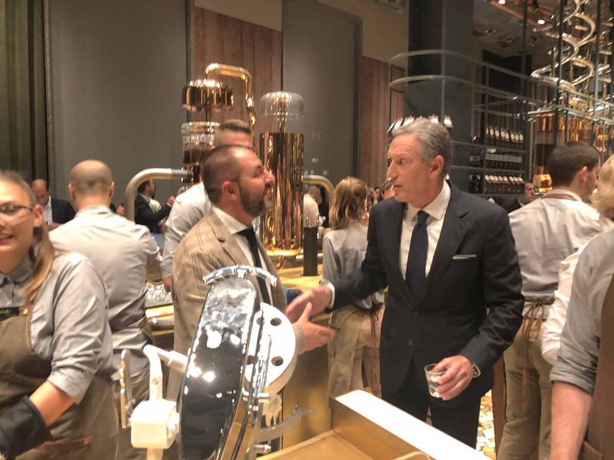 What a honour to meet and join in the new Milan adventure Mr. Schultz, such an inspiring entrepreneur 🙏 let’s get off to a flying start! 💫💥🌟 <a href="/Starbucks/">Starbucks</a> #starbucksmilano