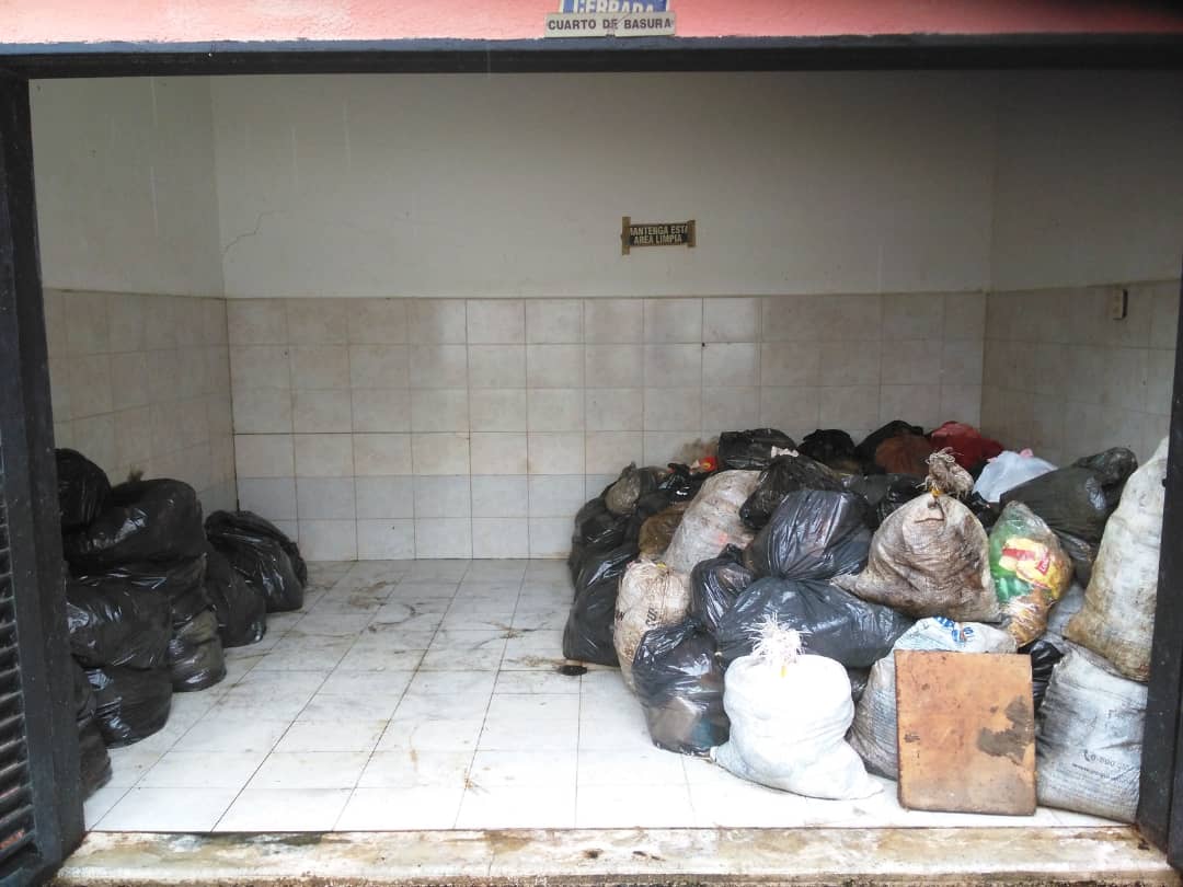 VLP295's tweet photo. LOS CAMIONES DE BASURA NO ESTÁN REALIZANDO SU LABOR. AQUI EN LA PONDEROSA SE REALIZO TRABAJO ESPECIAL PARA QUE NO TENGAN RAZONES PARA NO LLEVARSE LA BASURA. https://t.co/P2vdGCZs5k